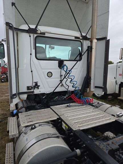 2013 Mack CXU613 showing 359,326 mi, 8,691 hrs - runs