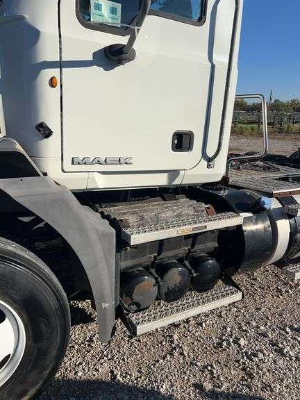 2011 Mack CXU613 showing 331,782 mi, 10,113 hrs- runs