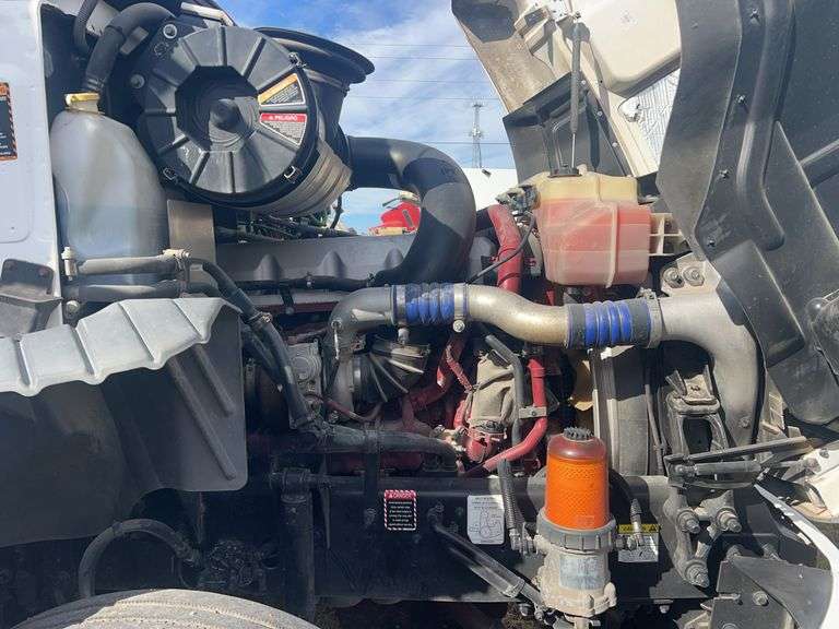 2013 Mack CXU613 showing 376,107 mi, 8,830 hrs - doesn’t run