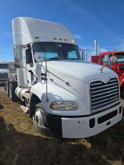 2013 Mack CXU613 showing 402,711 mi, 8,428 hrs- doesn't run