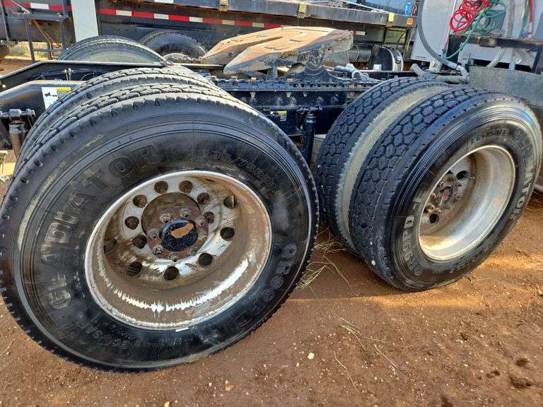 2015 Peterbilt 579 showing 424,747 mi, 22,986 hrs - runs