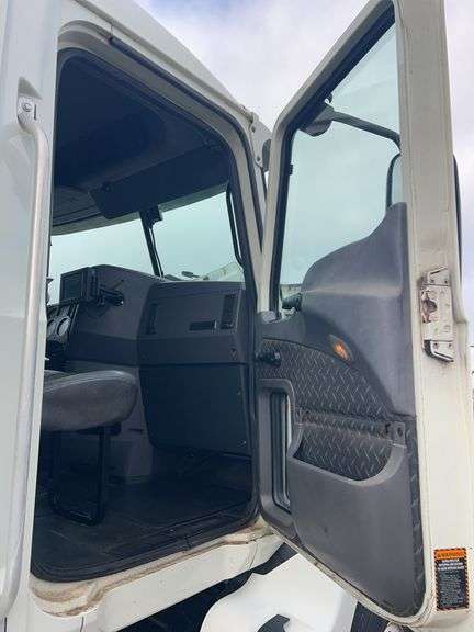 2014 Mack CXU613 showing 573,964 mi, 13,880 hrs - runs