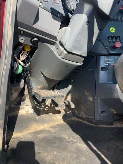 2012 Mack CHU613 showing 33,805 mi, 13,042 hrs -