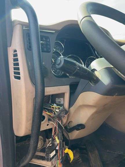 2015 Peterbilt 579 showing 500,775 mi, 26,318 hrs - doesn't run