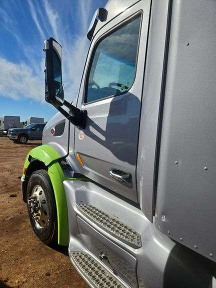 2015 Peterbilt 579 showing 500,775 mi, 26,318 hrs - doesn't run