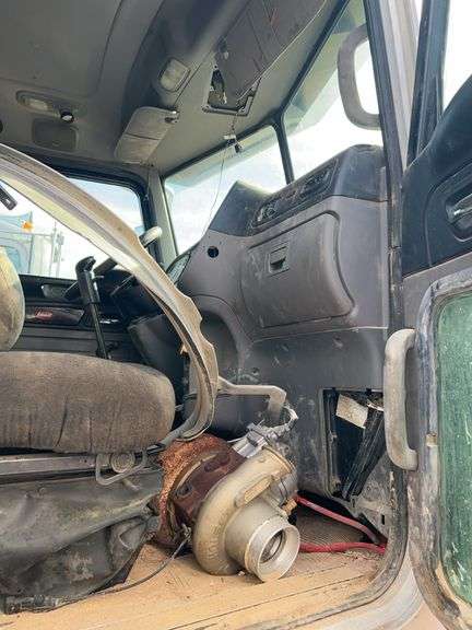 2014 Peterbilt 388 showing 425,273 mi, hrs unknown - doesn't run