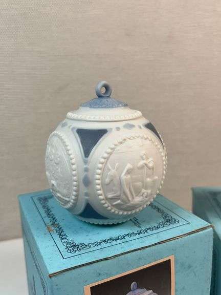 1988 LLADRO BELL AND ORNAMENT