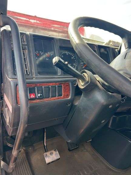 2003 Volvo showing 862,463 & 82,463 mi, 3,909 hrs - doesn't run