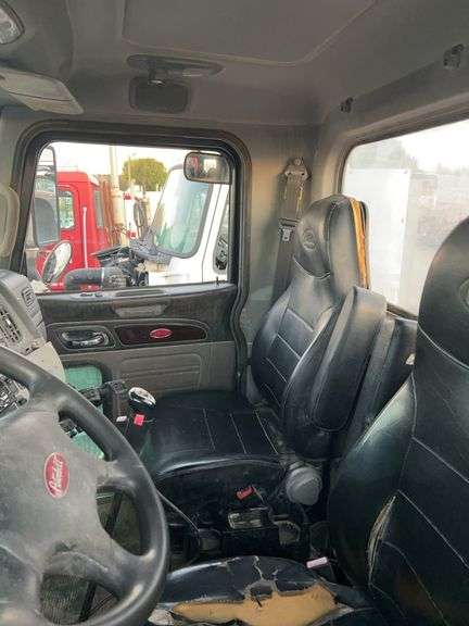 2015 Peterbilt 389 showing 53,258 mi, 8,978 hrs- runs