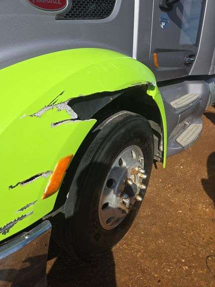 2015 Peterbilt 579 showing 500,775 mi, 26,318 hrs - doesn't run