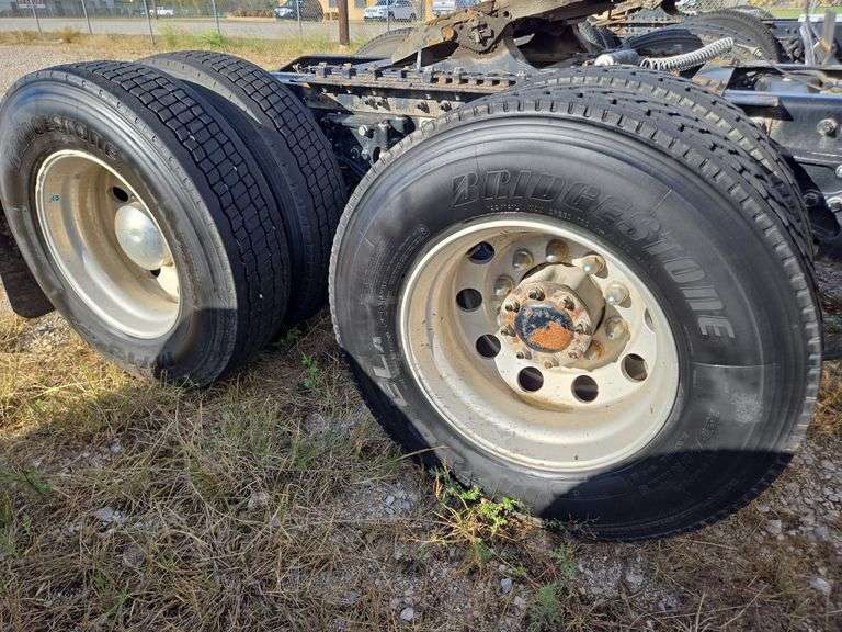 2015 Peterbilt 579 507,402 mi, hrs unknown- doesn't run