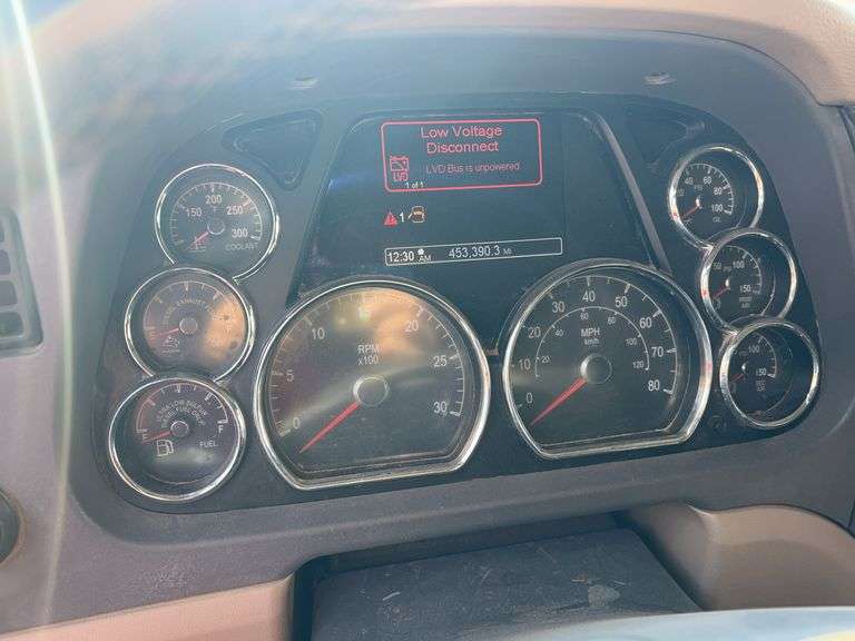 2015 Peterbilt 579 showing 453,390 mi, 22,671 hrs - runs
