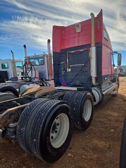 2003 Volvo showing 862,463 & 82,463 mi, 3,909 hrs - doesn't run