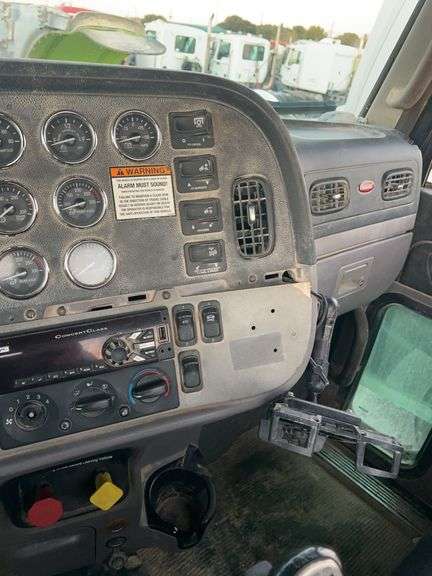 2015 Peterbilt 389 showing 53,258 mi, 8,978 hrs- runs