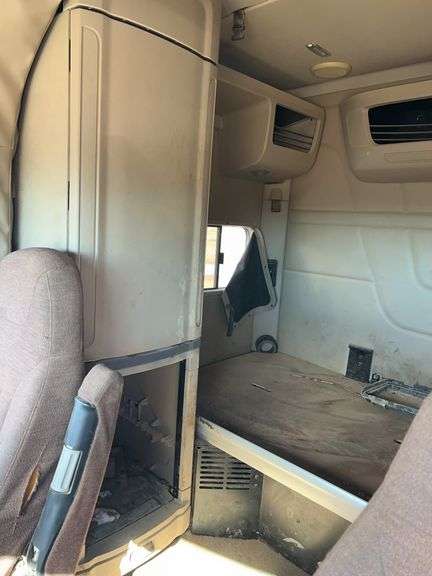 2015 Peterbilt 579 showing 370,184 mi, 14,618 hrs - runs