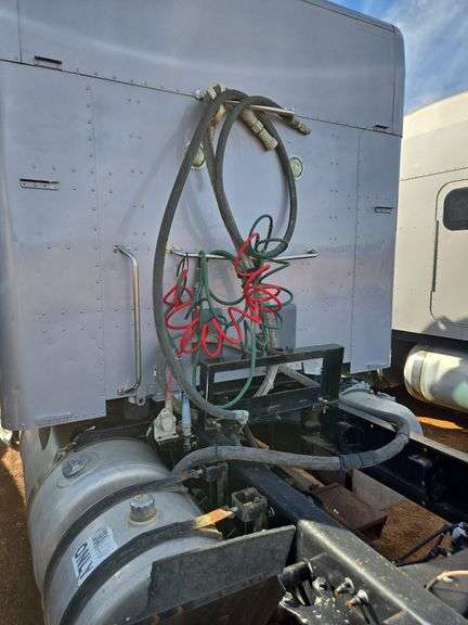 2015 Peterbilt 579 showing 424,747 mi, 22,986 hrs - runs