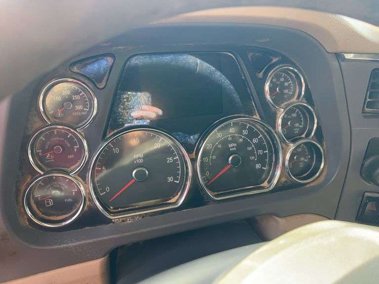 2015 Peterbilt 579 showing 500,775 mi, 26,318 hrs - doesn't run