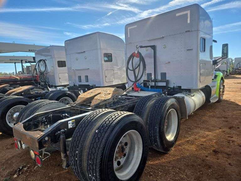 2015 Peterbilt 579 showing 370,184 mi, 14,618 hrs - runs