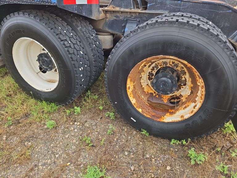 2002 Peterbilt Winch Truck 379 showing 6,294mi, hrs unkown- runs