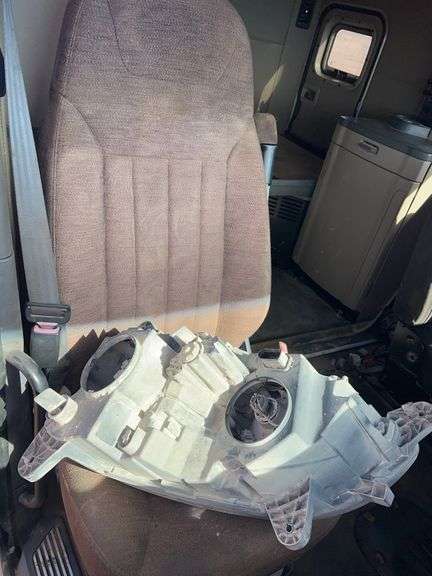 2015 Peterbilt 579 showing 500,775 mi, 26,318 hrs - doesn't run