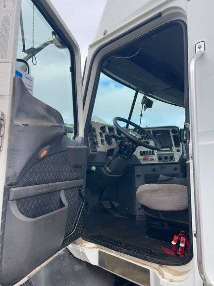 2013 Mack CXU613 showing 359,326 mi, 8,691 hrs - runs