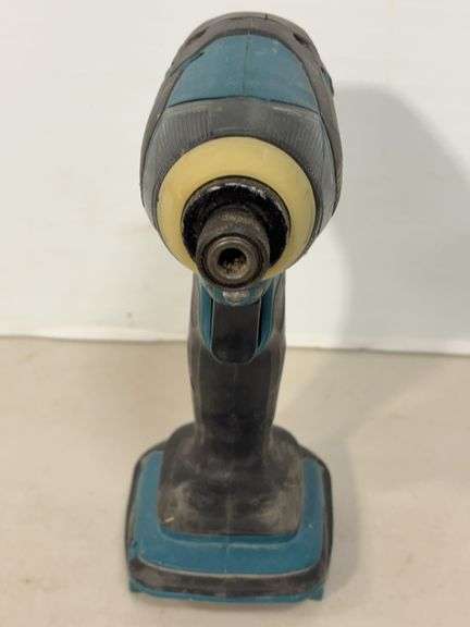 (2) Makita drills w/ battery charger - works