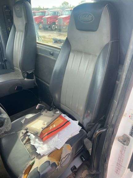 2015 Peterbilt 567 showing 31,476 mi, 7,804 hrs - runs