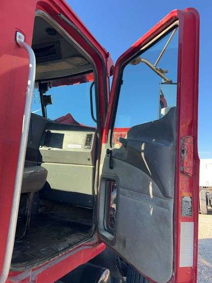 2008 Mack CHU613 showing 43,154 mi, 8,316 hrs- doesn't run