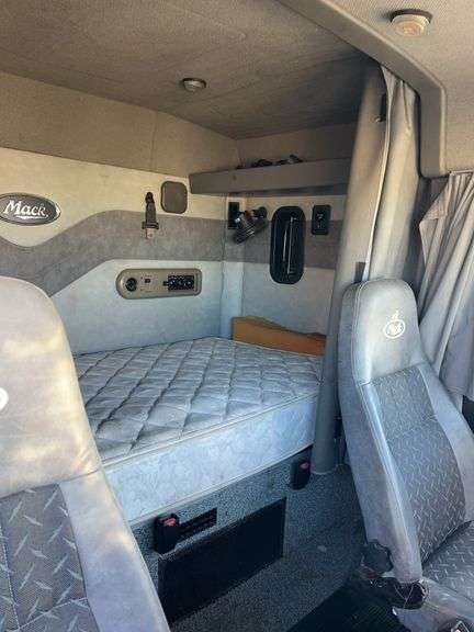 2008 Mack CXU613 showing 529,582 mi, 12,274 hrs- runs