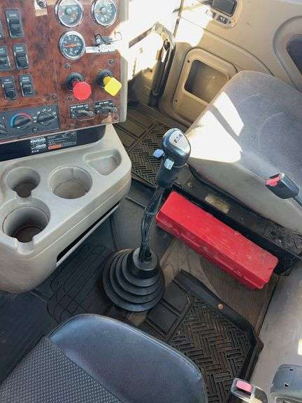 2015 International 9900 showing 218,605 mi, 6,078 hrs- runs