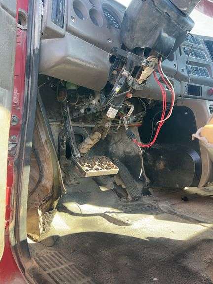 2007 Mack CHN613 showing 57,568 mi, 15,558 hrs - runs