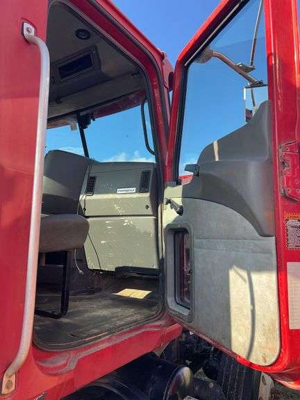 2008 Mack CHU613 showing 61,140 mi, 9,011 hrs- runs