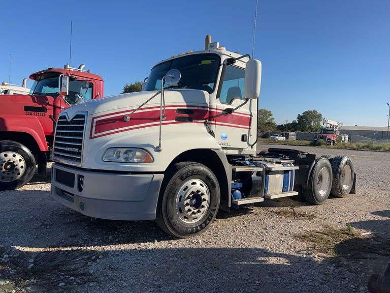 2014 Mack CXU613 showing 501,255 mi, hrs unknown- runs