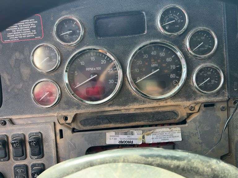 2014 Peterbilt 388 showing 425,273 mi, hrs unknown - doesn't run