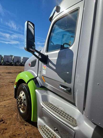 2015 Peterbilt 579 showing 370,184 mi, 14,618 hrs - runs