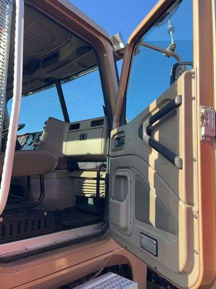 2015 International 9900 showing 218,605 mi, 6,078 hrs- runs