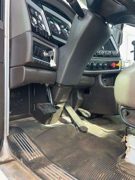 2019 Kenworth T8 showing 17,891 mi, 3,432 hrs - runs