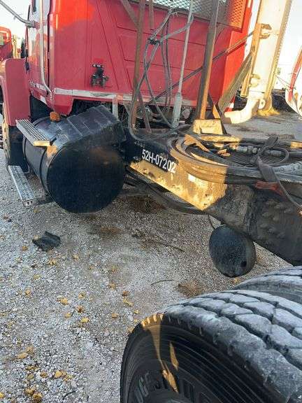 2007 Mack CHN613 showing 89,052 mi, hrs unknown- runs