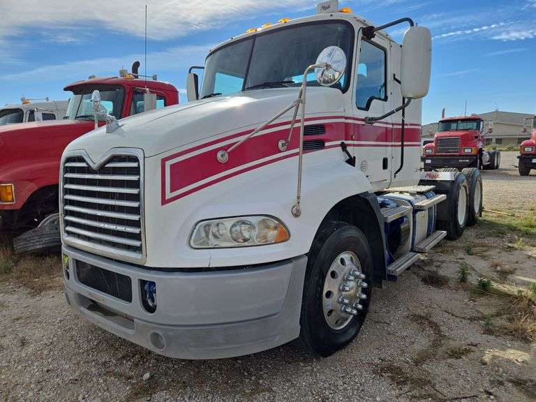 2014 Mack CXU613 showing 665,241, 14,352 hrs- runs