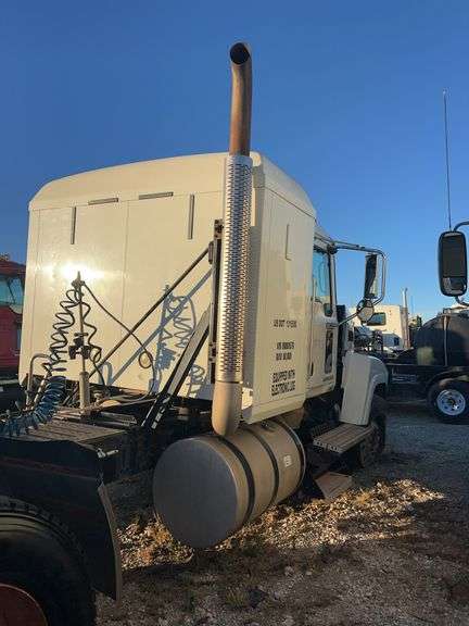 2008 Mack CHU613 showing 566,424 mi, 15,328 hrs- runs