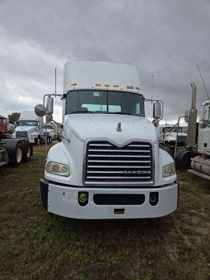 2013 Mack CXU613 showing 359,326 mi, 8,691 hrs - runs