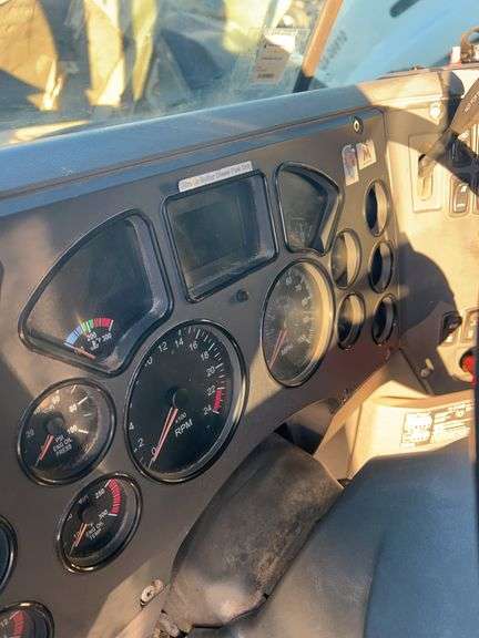 2008 Mack CHU613 showing 566,424 mi, 15,328 hrs- runs