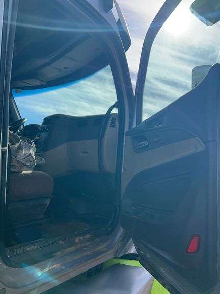 2015 Peterbilt 579 showing 500,775 mi, 26,318 hrs - doesn't run