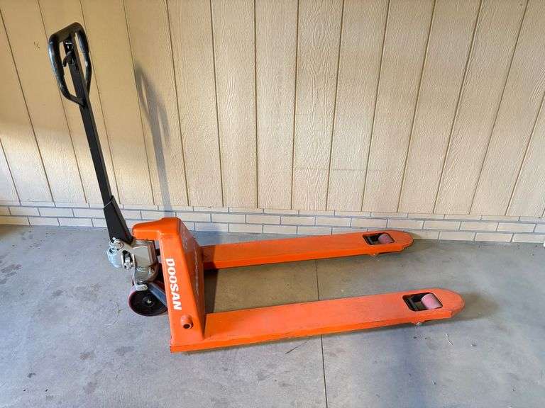 Doosan Floor Jack '5500 lb Lift
