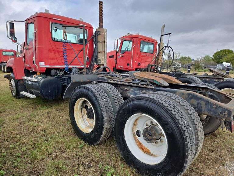 2008 Mack CHU613 showing 42,924 mi, 9,374 hrs- runs