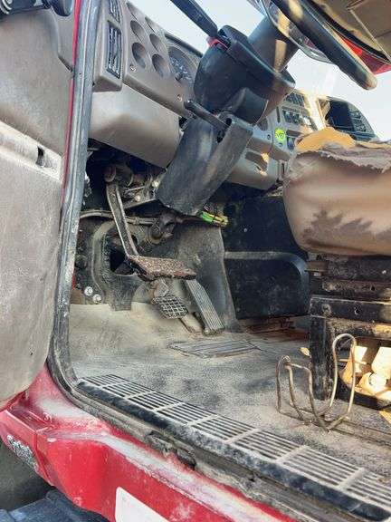 2007 Mack CHU613 showing 38,067 mi, 13,851 hrs- runs