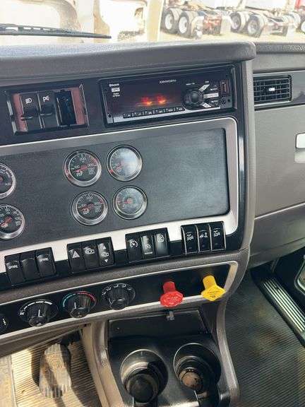 2019 Kenworth T8 showing 17,891 mi, 3,432 hrs - runs