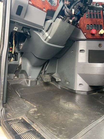 2014 Mack CXU613 showing 573,964 mi, 13,880 hrs - runs