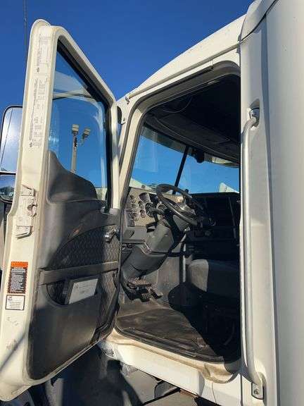 2008 Mack CXU613 showing 529,582 mi, 12,274 hrs- runs