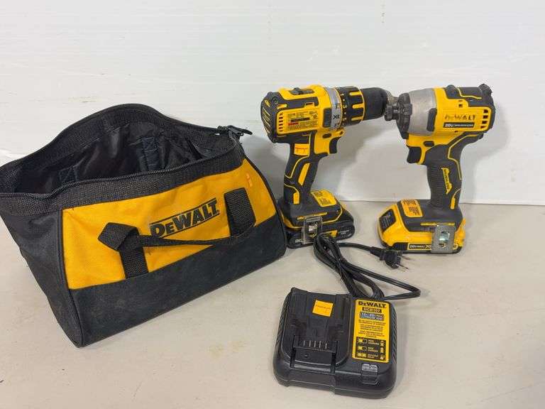 DeWalt cordless drill driver and cordless impact driver w/ battery charger & bag - works